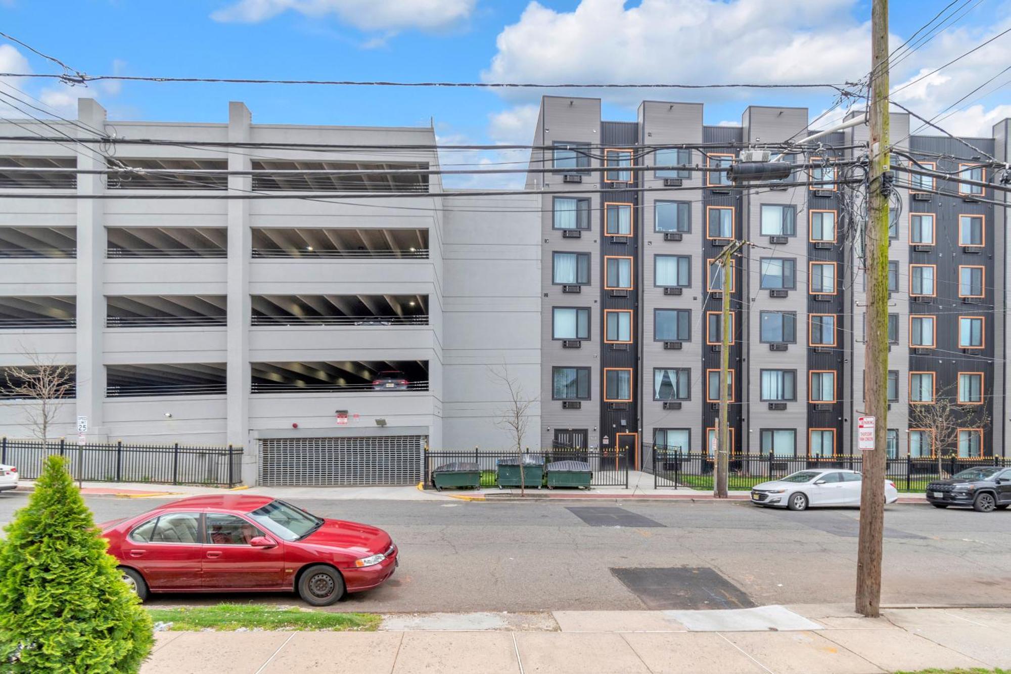 Apartamento Royal Oasis Indoor Pool, Free Parking, Near Nyc Elizabeth Exterior foto